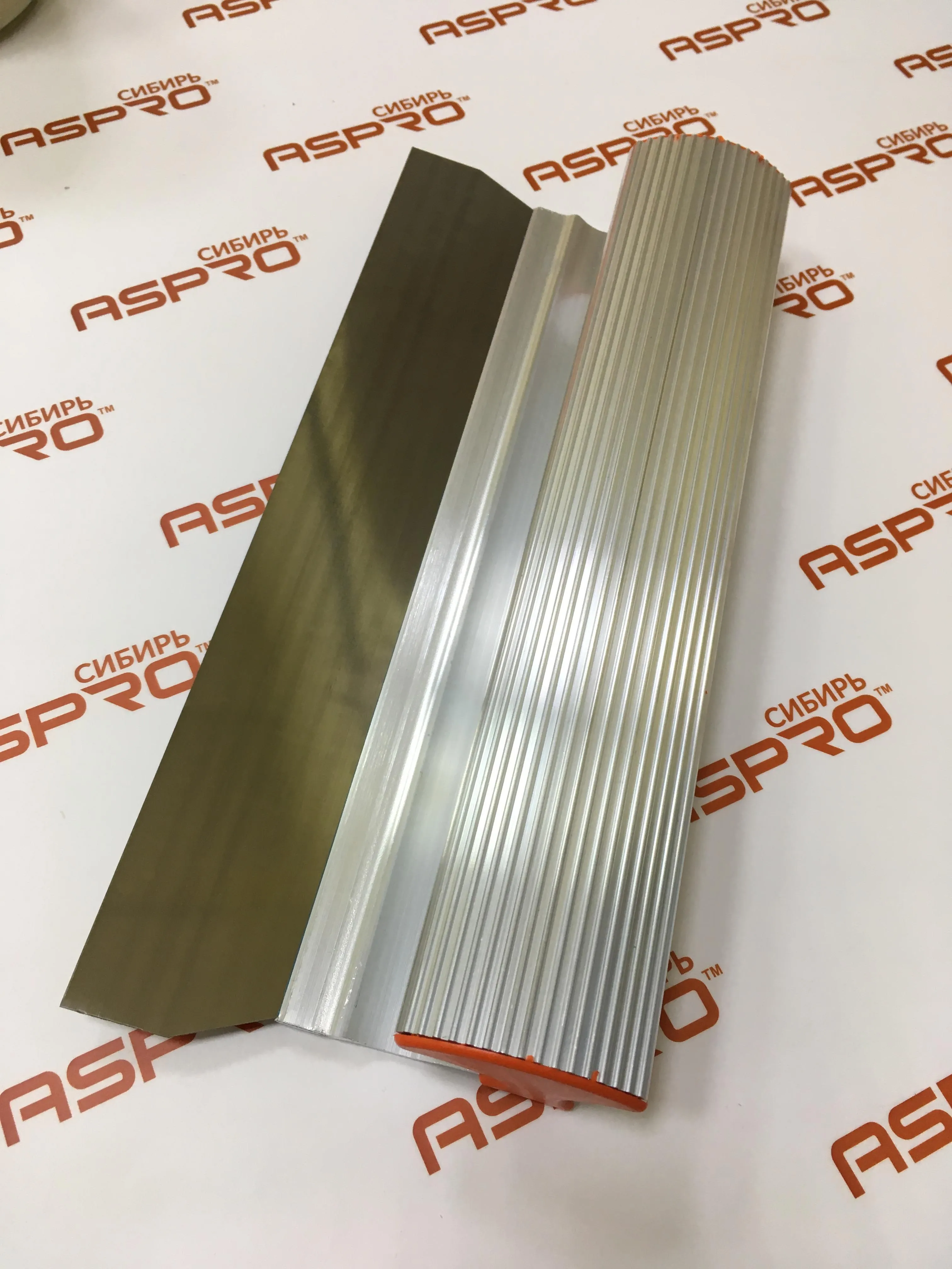 Шпатель малярный фасадный двуручный 300мм