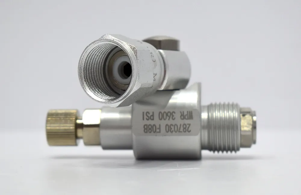 Поворотный механизм с клапаном запорного отключения